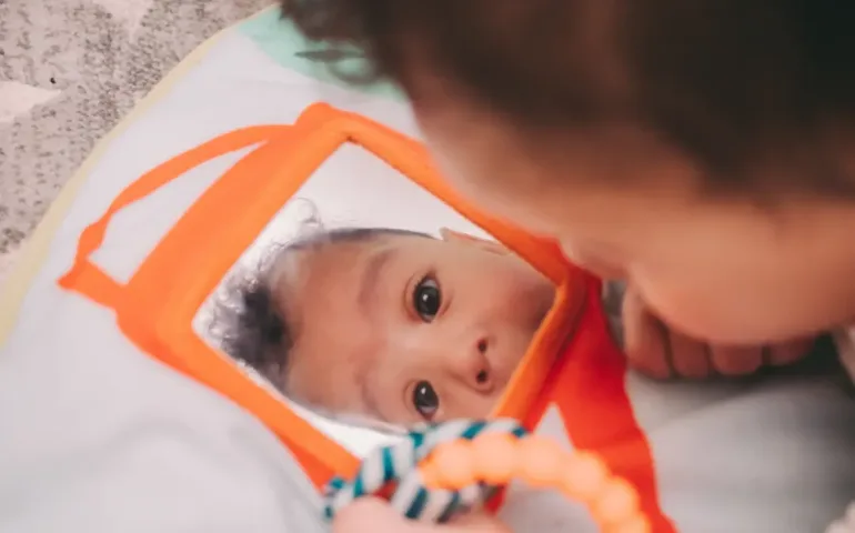 Miroir bébé : à partir de quel âge un bébé se reconnaît-il dans le miroir ? may app santé