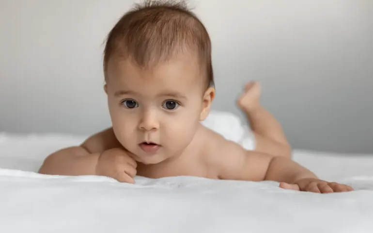 À quel âge un bébé tient sa tête tout seul ? may app santé