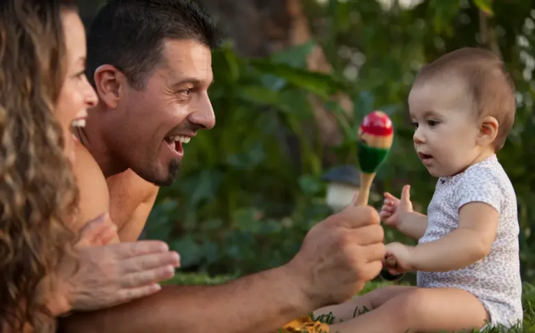 Éveil musical bébé : comment introduire la musique ? may app