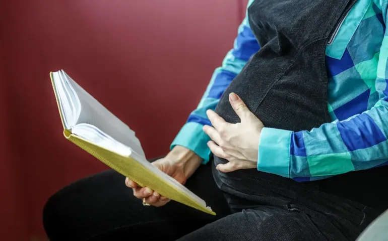 Accouchement : les meilleures positions pour ouvrir le col de l’utérus may app santé