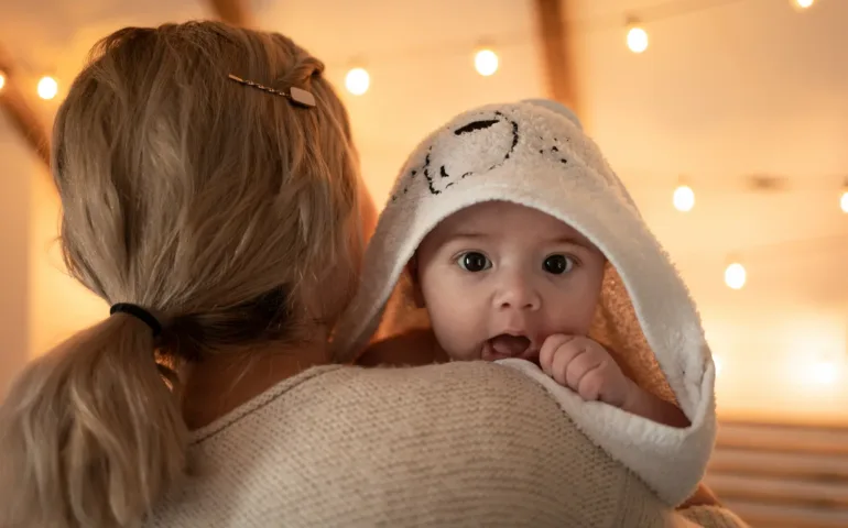 Bain enveloppé : quels bienfaits pour votre bébé ? may app santé