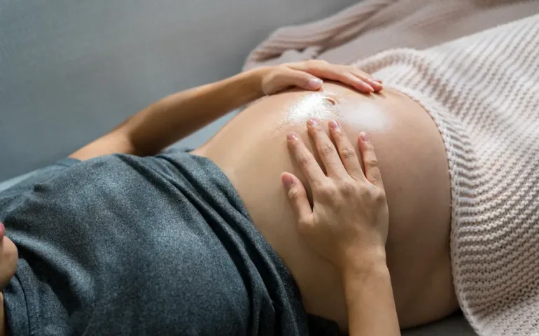 Huiles essentielles et femme enceinte : précautions et conseils may app santé