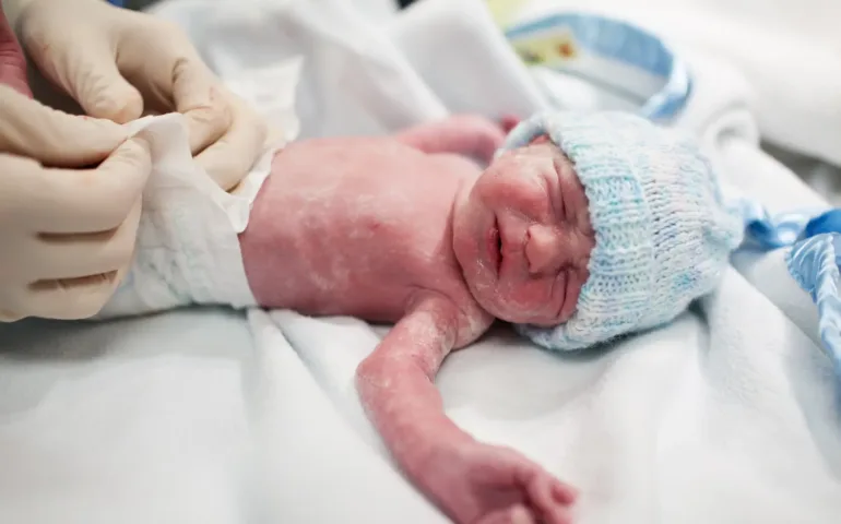 Combien de temps reste un bébé prématuré à l'hôpital ? may app santé