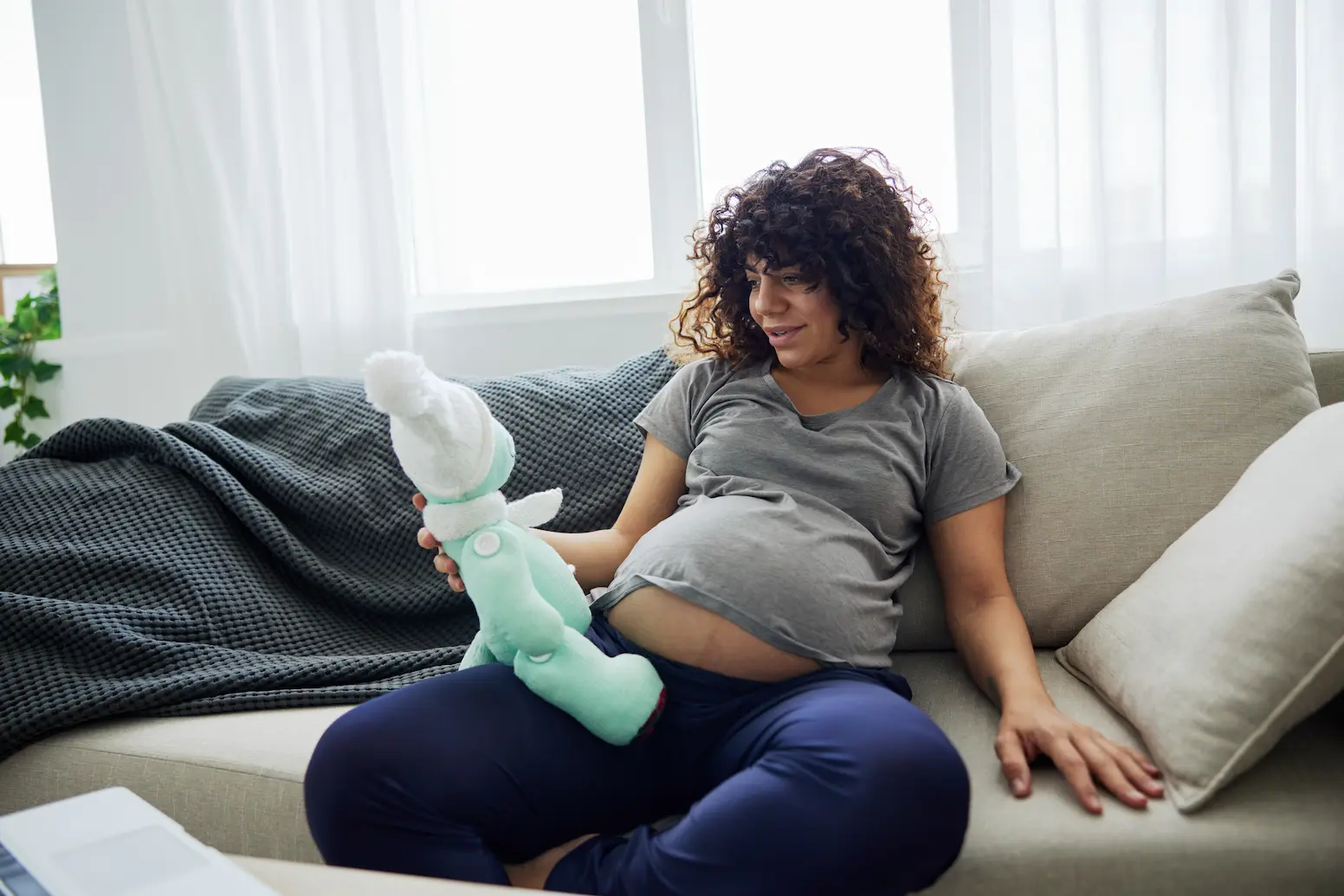 Pieds gonflés pendant la grossesse : que faire ? may app santé