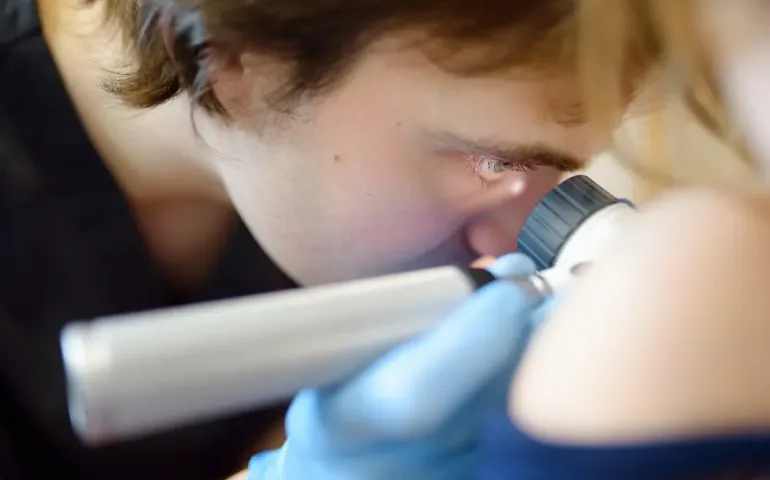 Tache de naissance marron avec poils : de quoi s’agit-il ? May App Santé