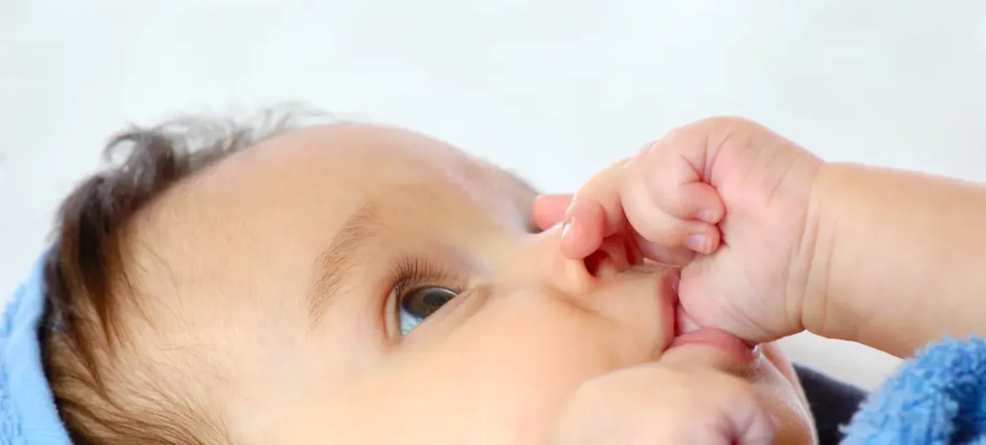 Sucer le pouce : quelles conséquences chez l’enfant ? - May Santé App