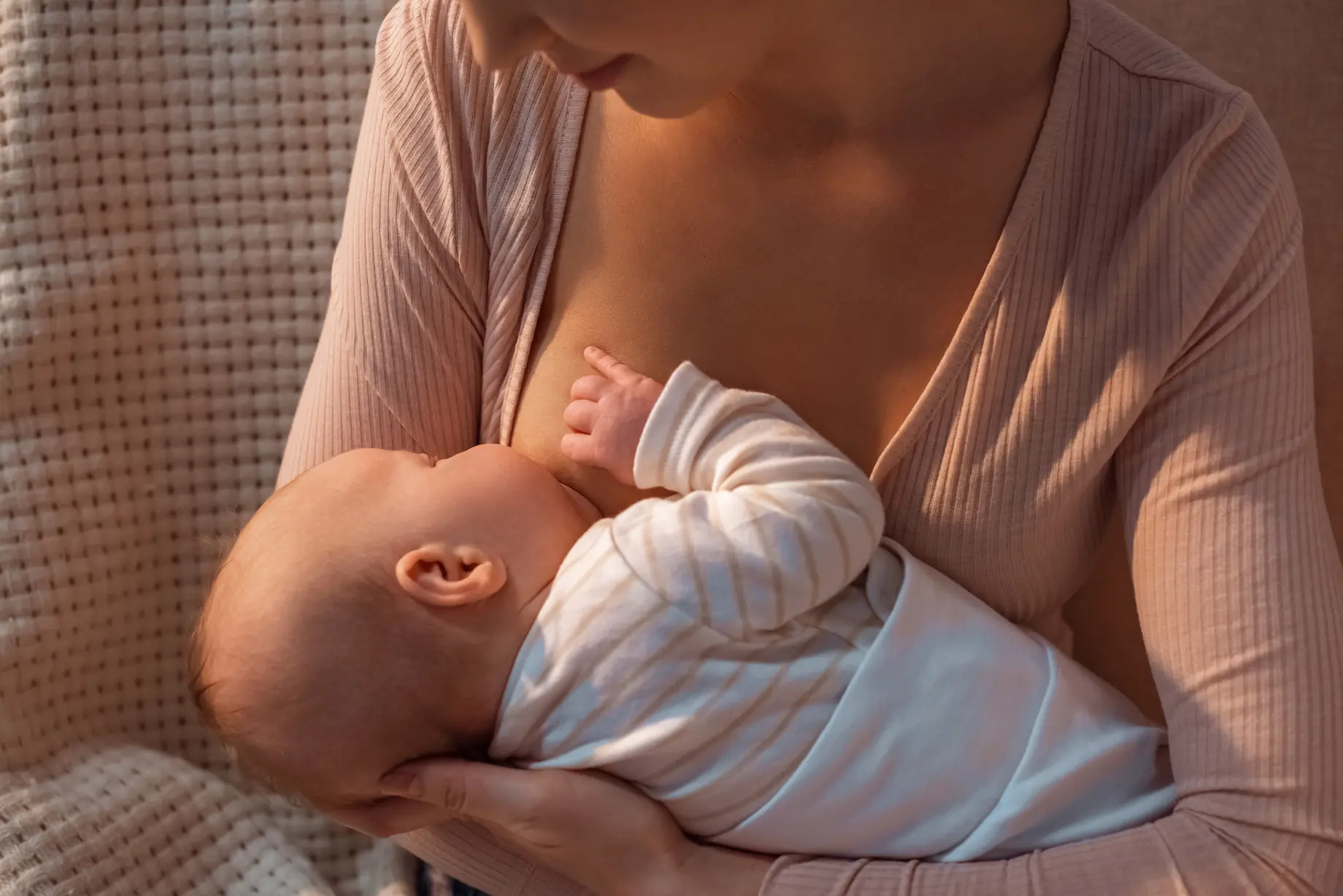 Plaque rouge au sein et allaitement : que faire ? may app santé