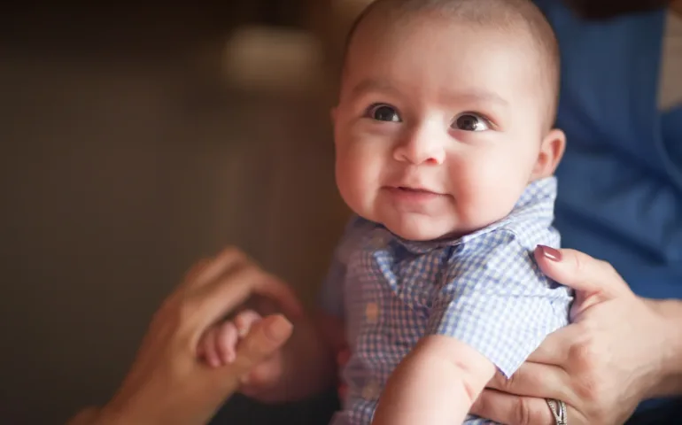 Bébé mois par mois : guide complet de développement may app santé