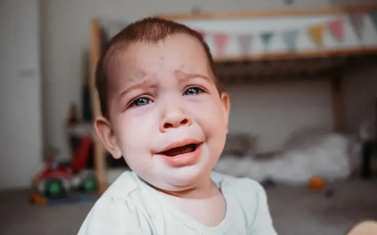 Pleurs de décharge 2 ans : comprendre et apaiser May App Santé