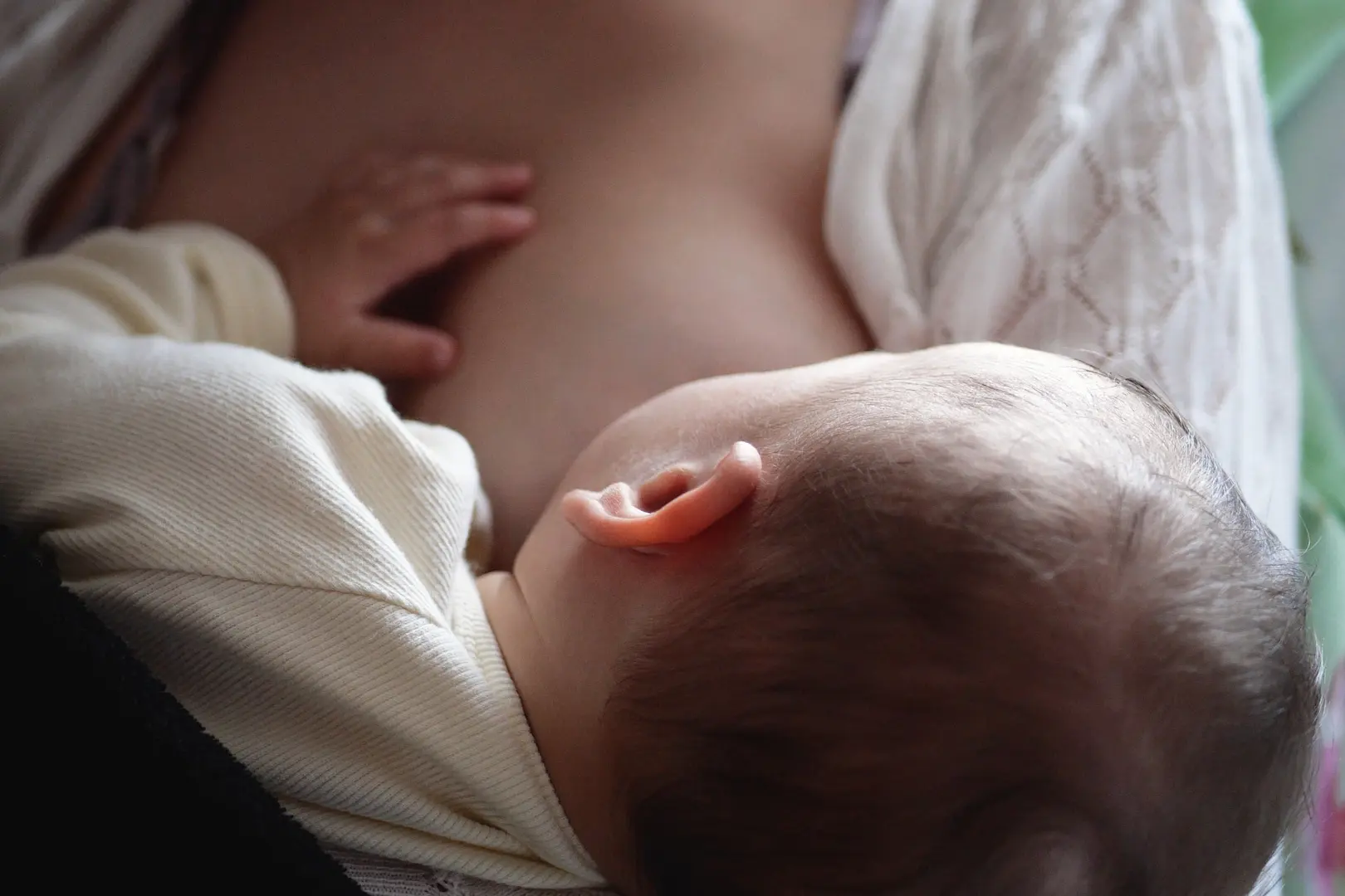 Plaque rouge au sein et allaitement : que faire ? may app santé
