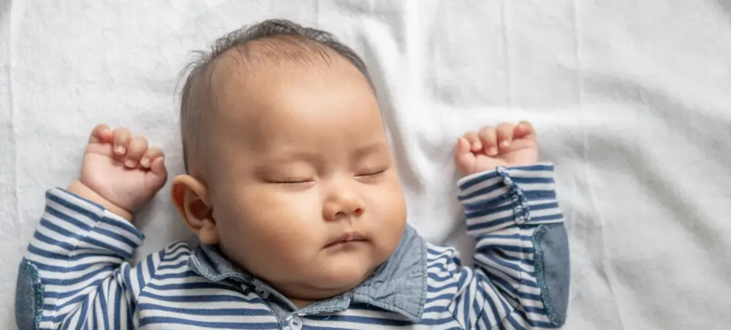 Bébé bras en l'air : de quoi s’agit-il ? - May App Santé