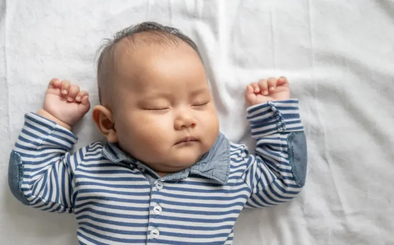 Bébé bras en l'air : de quoi s’agit-il ? - May App Santé