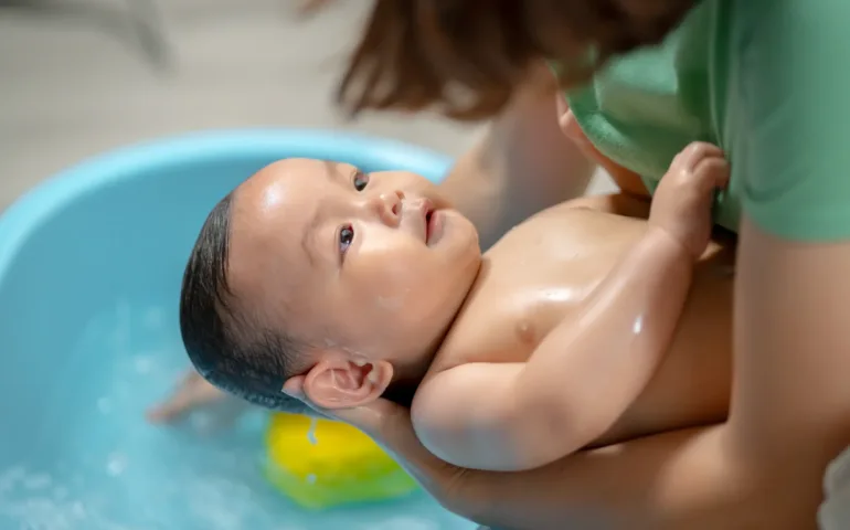 Avec quoi laver un bébé : gant ou éponge ? may app santé