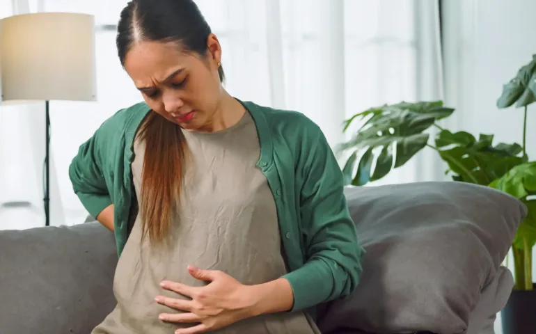 Coliques en début de grossesse : causes et solutions may app santé