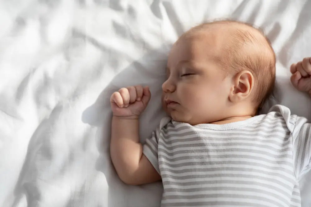Bébé bras en l'air : de quoi s’agit-il ? - May App Santé