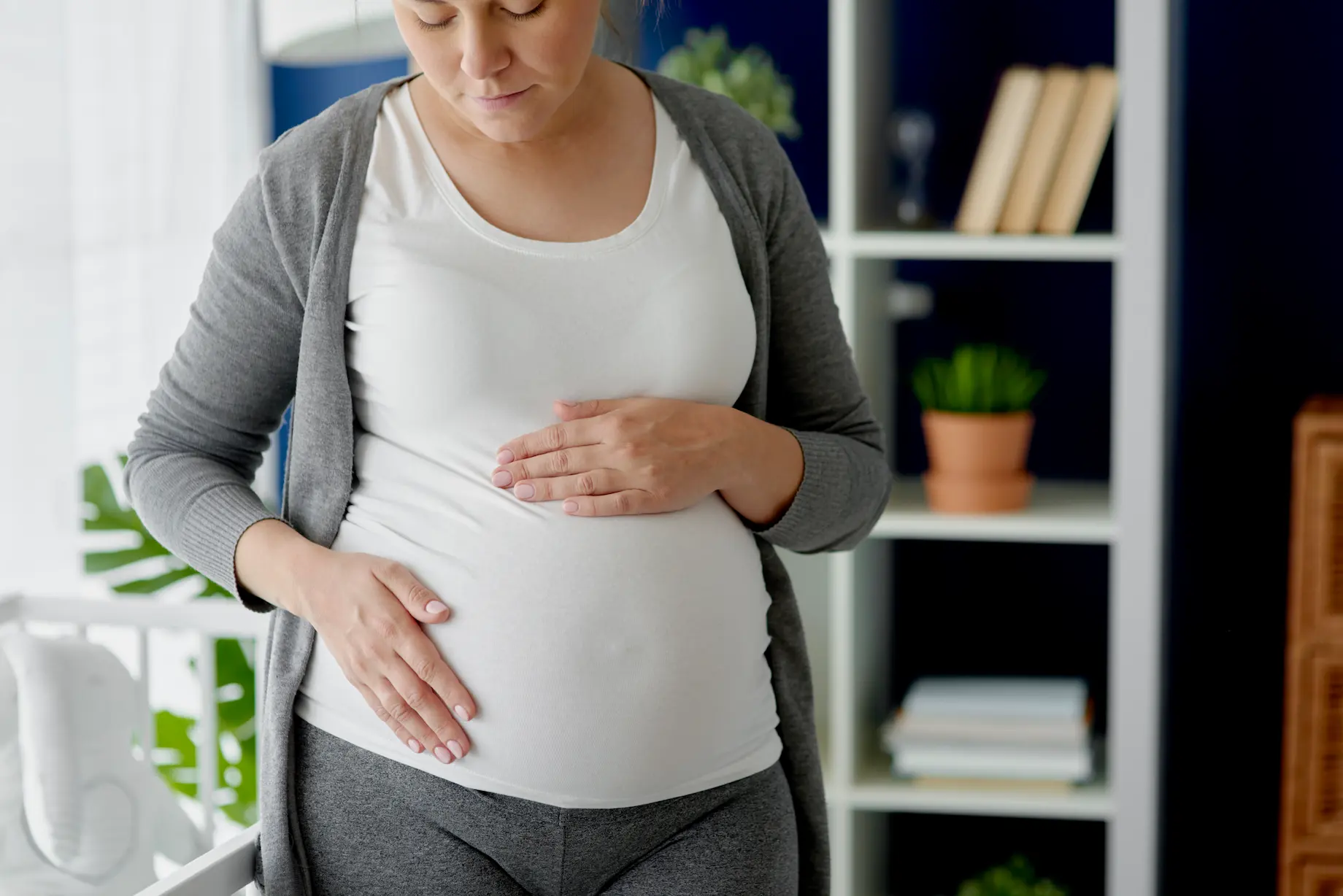 Coliques en début de grossesse : causes et solutions may app santé