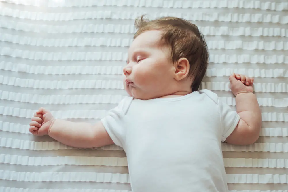 Bébé bras en l'air : de quoi s’agit-il ? - May App Santé