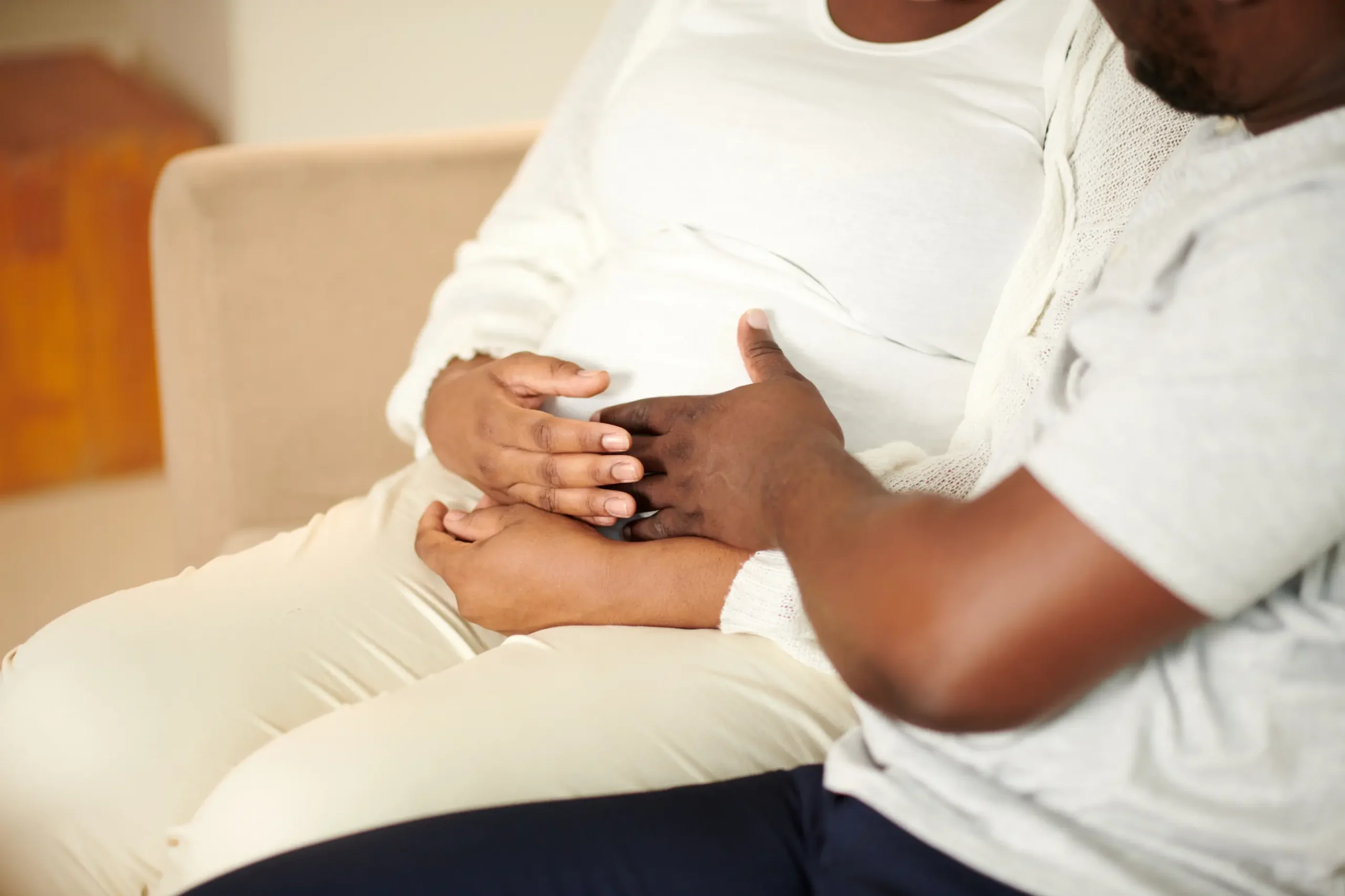Coliques en début de grossesse : causes et solutions may app santé
