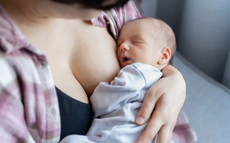 Réflexe de fouissement bébé : de quoi parle-t-on ? may app santé