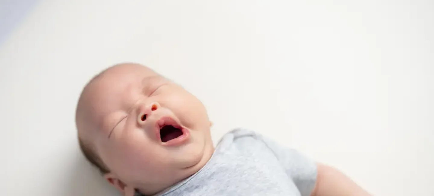 Spasme bébé qui dort : comprendre ce phénomène - May App Santé