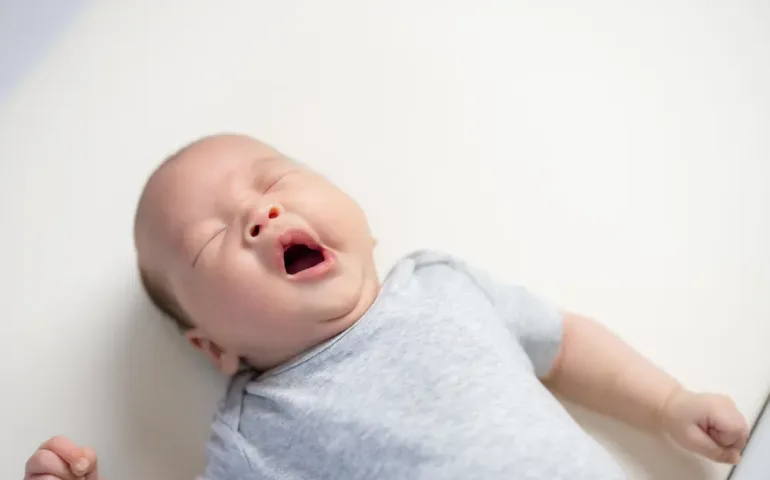 Spasme bébé qui dort : comprendre ce phénomène - May App Santé