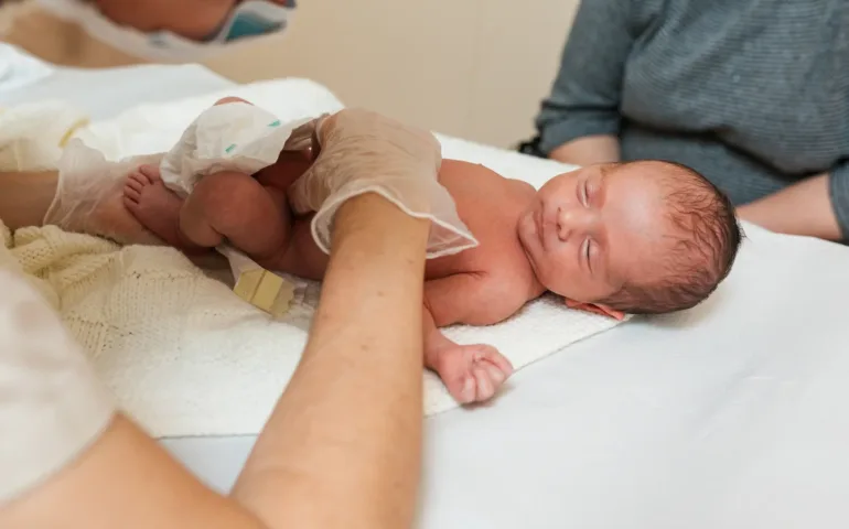 Cordon ombilical qui sent mauvais : causes et solutions may app santé