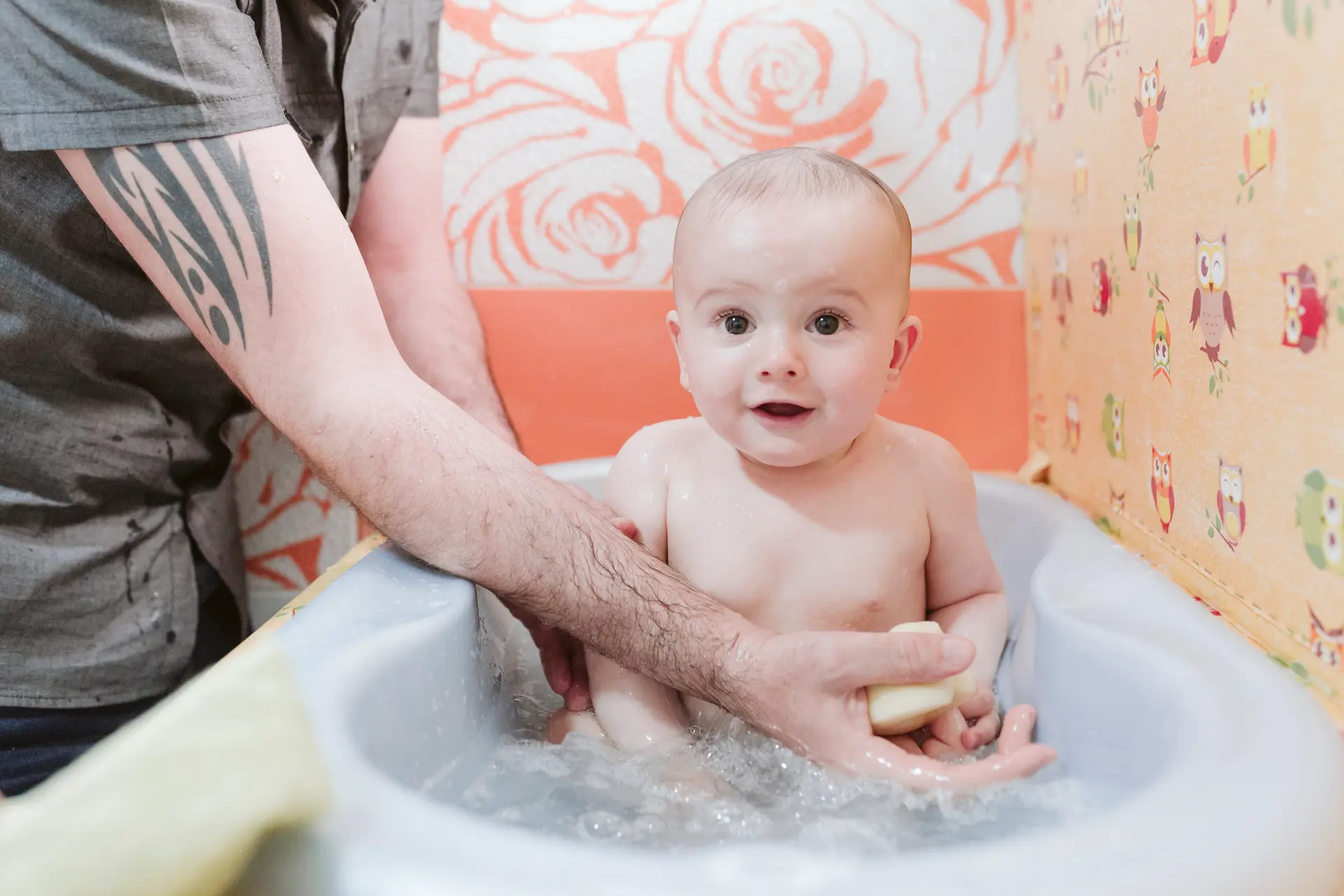 Avec quoi laver un bébé : gant ou éponge ? may app santé