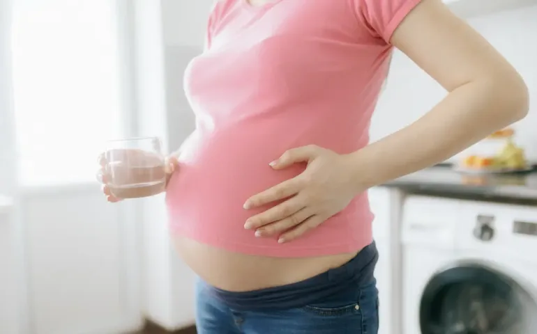 Envie d'uriner fréquente et ventre gonflé pendant la grossesse - May App Santé