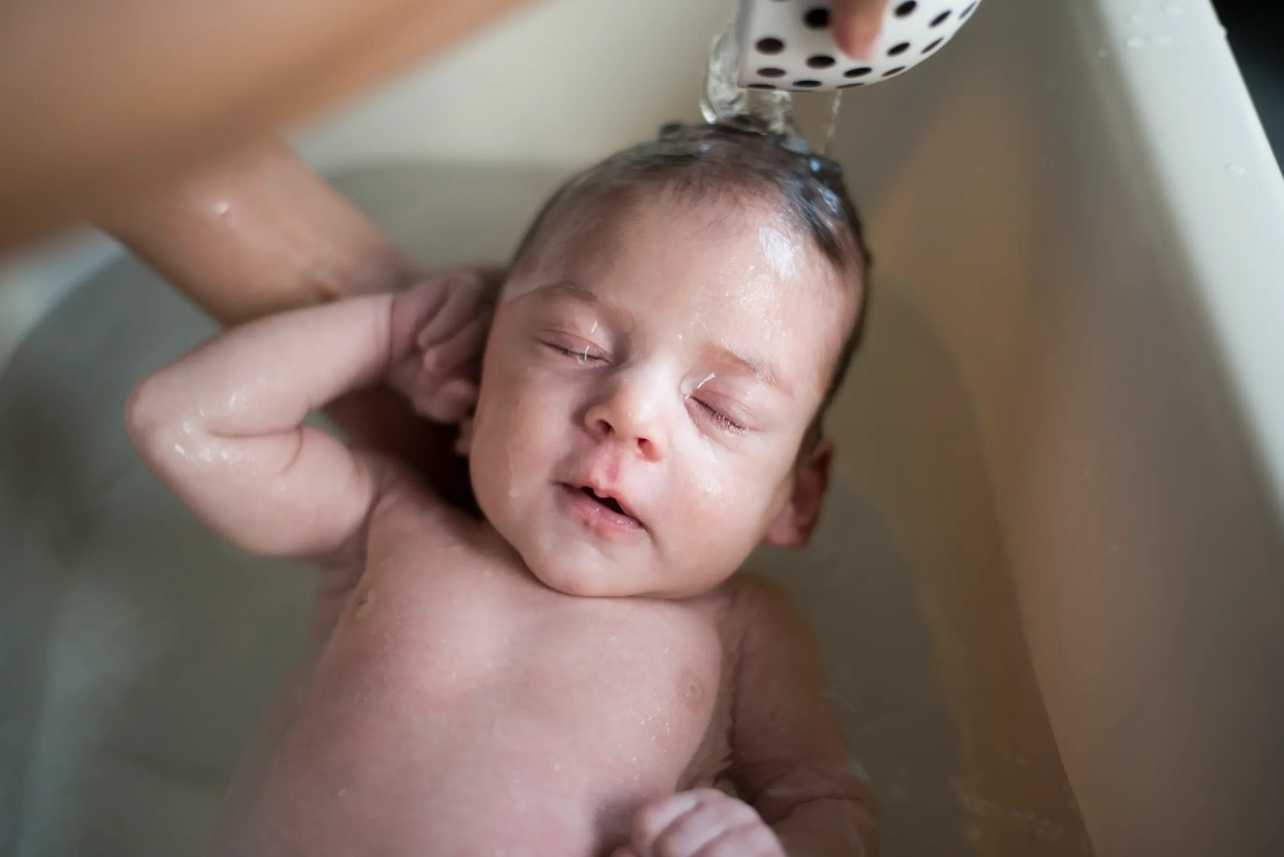 Avec quoi laver un bébé : gant ou éponge ? may app santé