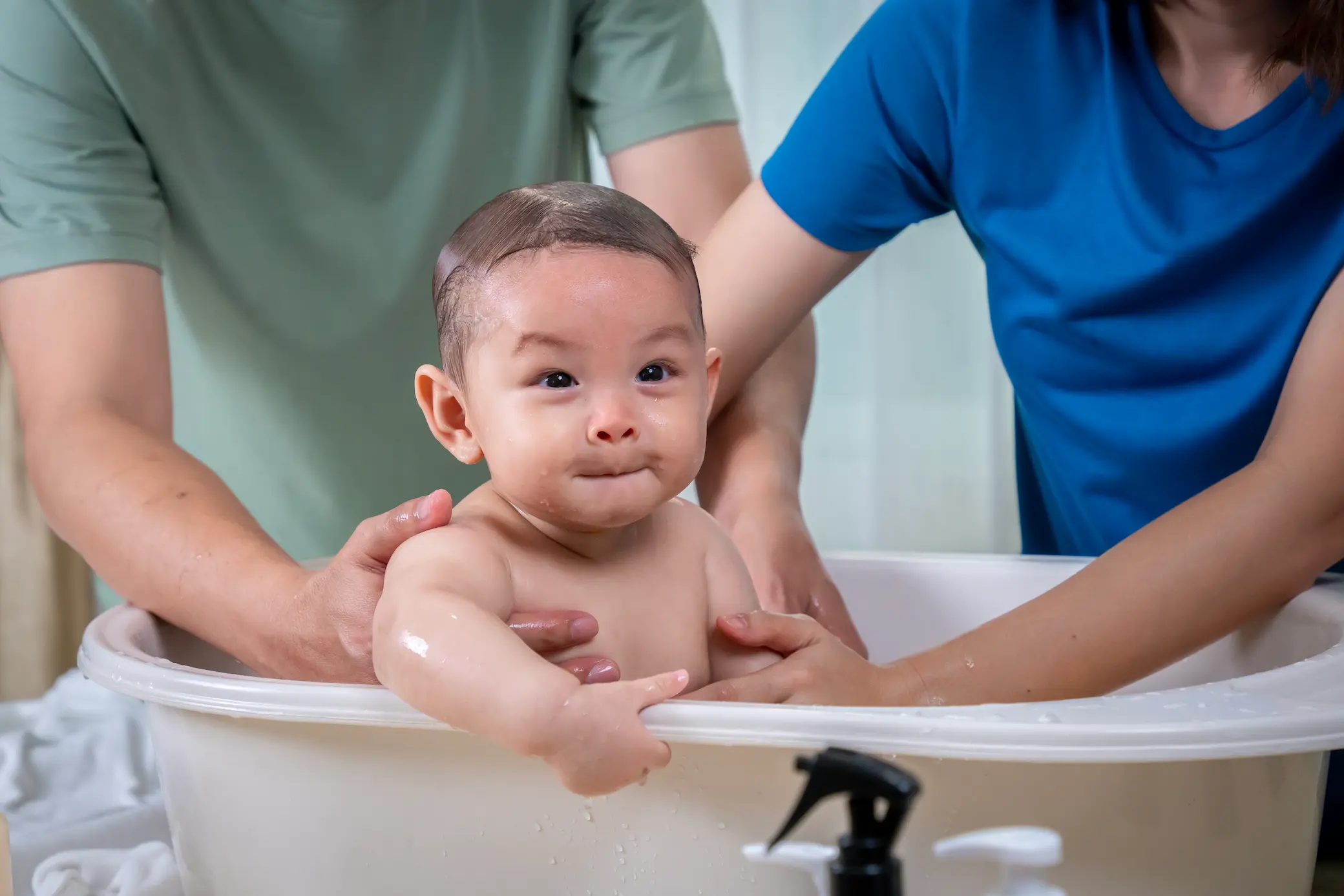 Avec quoi laver un bébé : gant ou éponge ? may app santé