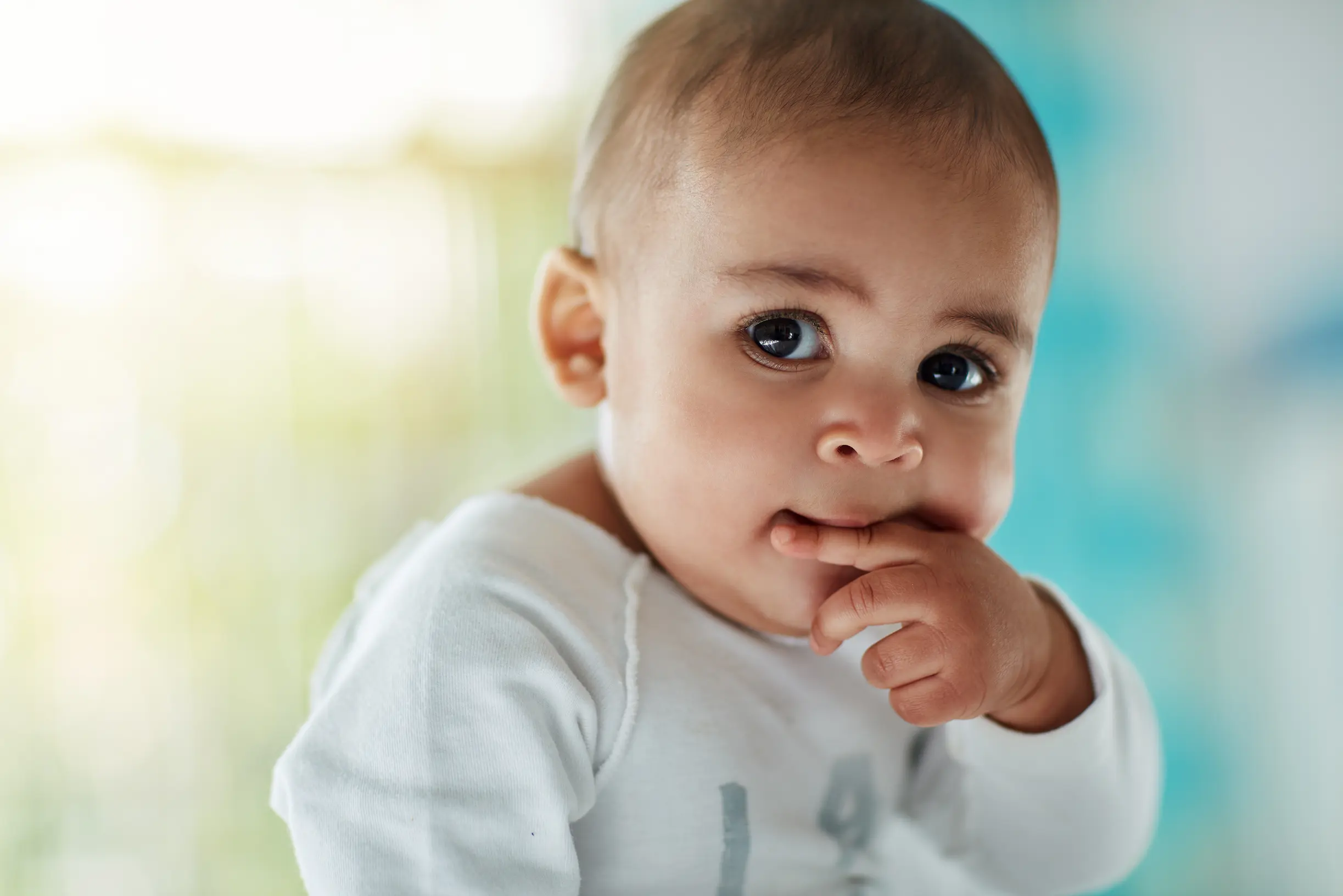 Bébé met son doigt dans la bouche : que faire ? may app santé