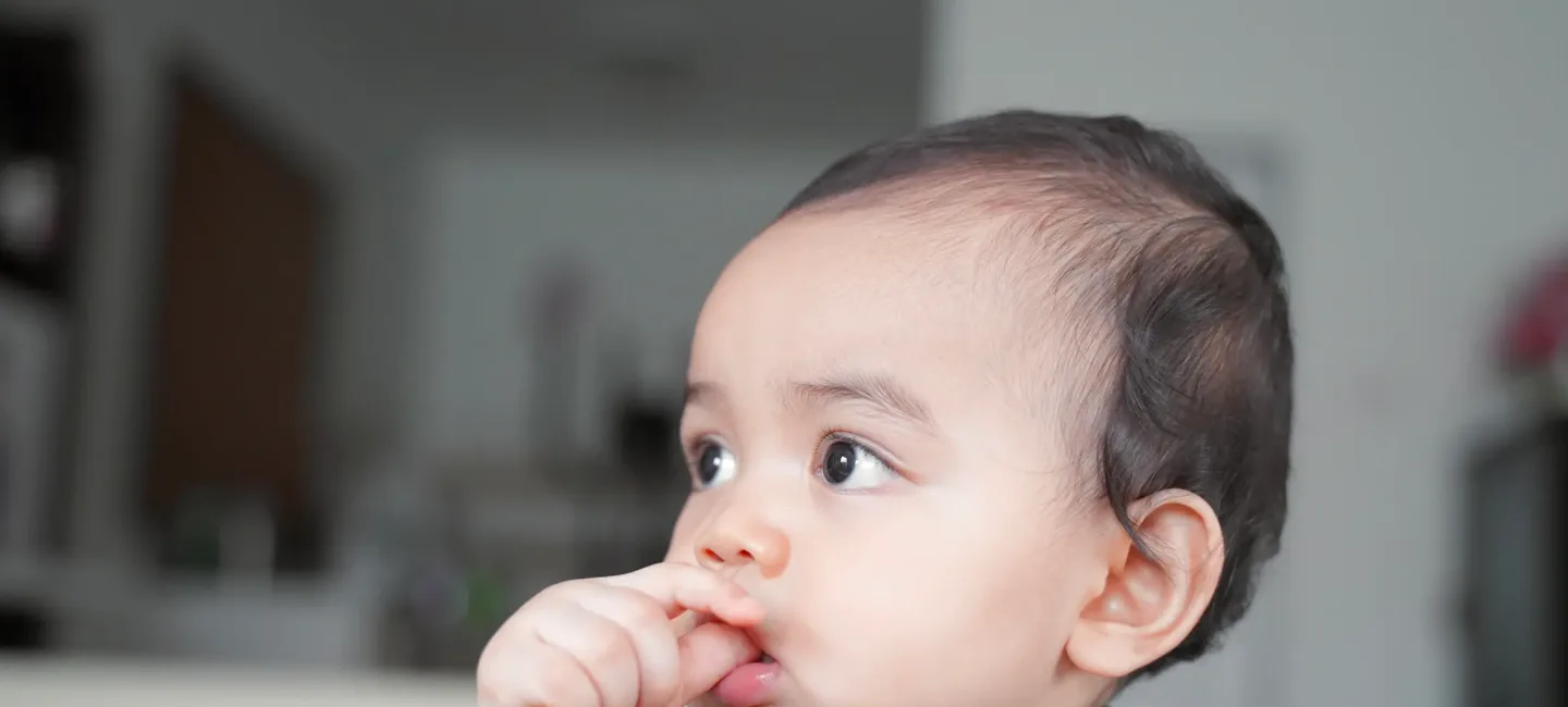 Bébé met son doigt dans la bouche : que faire ? may app santé