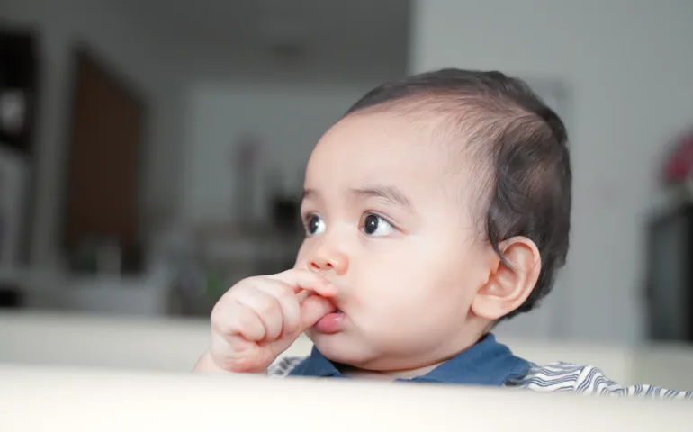 Bébé met son doigt dans la bouche : que faire ? may app santé