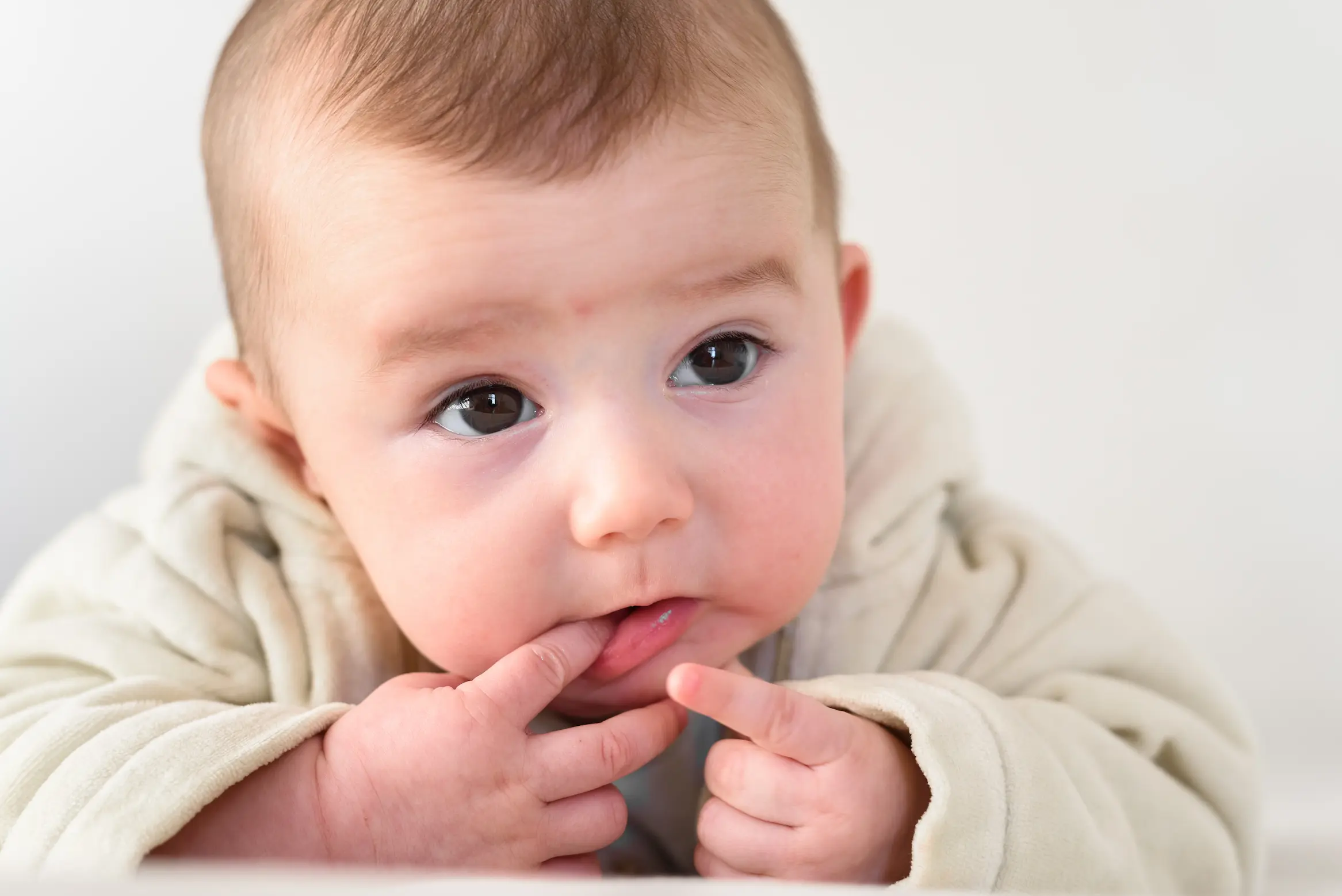 Bébé met son doigt dans la bouche : que faire ? may app santé