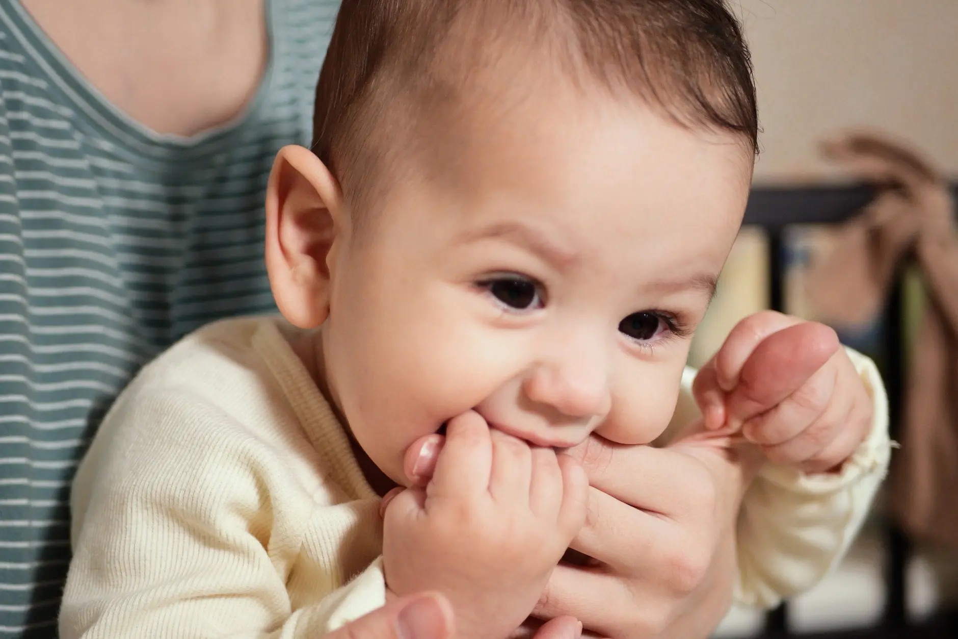 Bébé met son doigt dans la bouche : que faire ? may app santé
