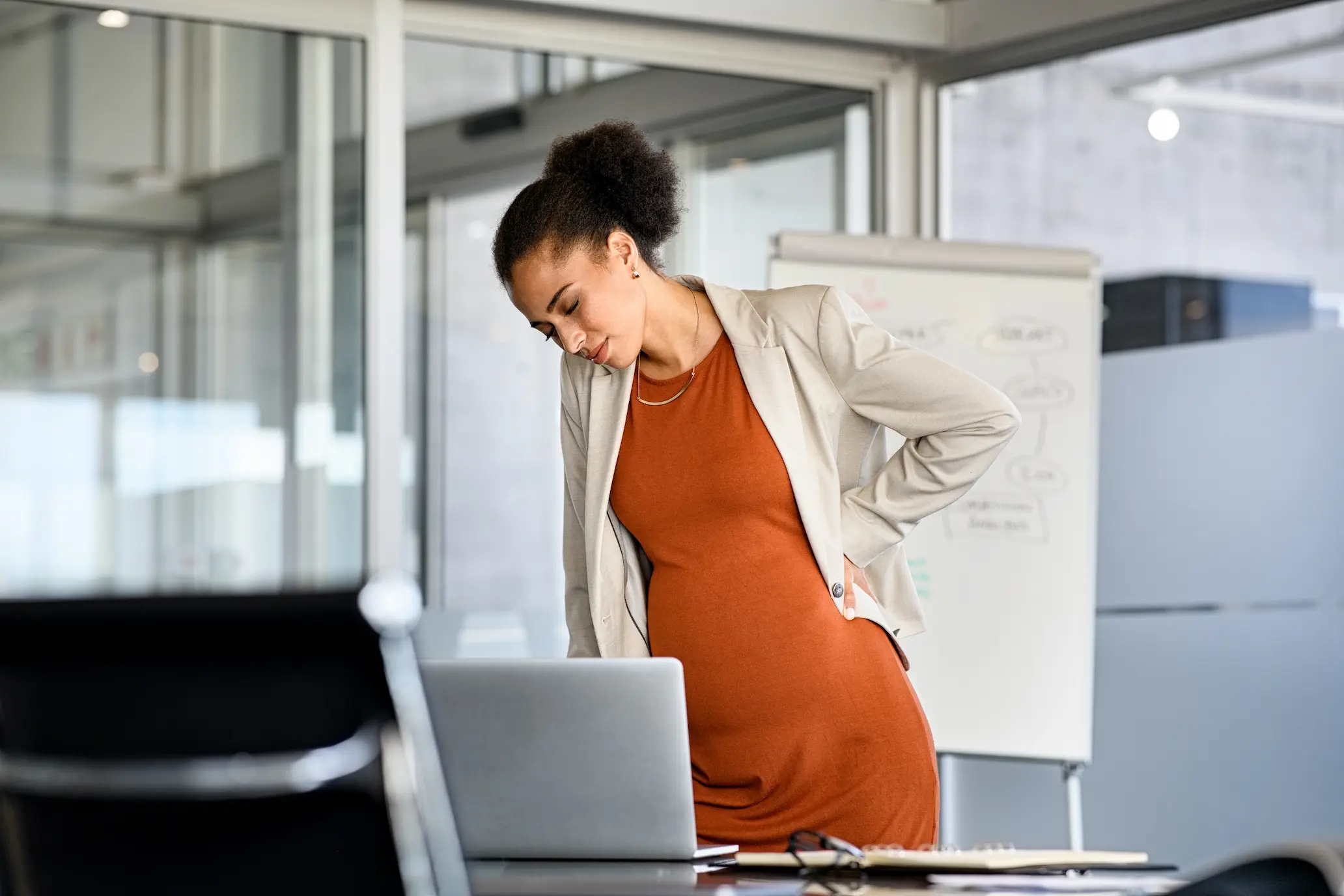 Mal de dos à 1 semaine de grossesse : causes et solutions 1 Mal de dos à 1 semaine de grossesse : causes et solutions may app santé