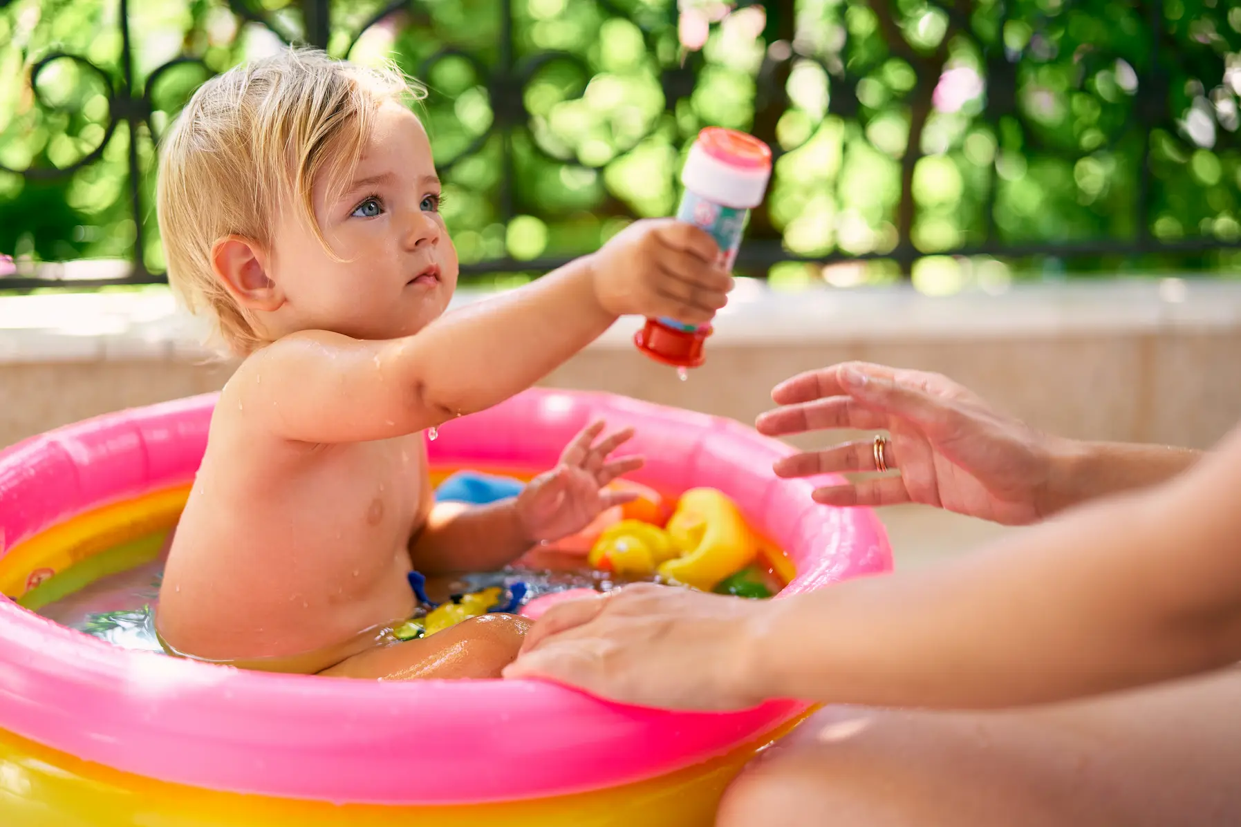 Crèmes solaires bébé : comment choisir une protection adaptée ? may app santé