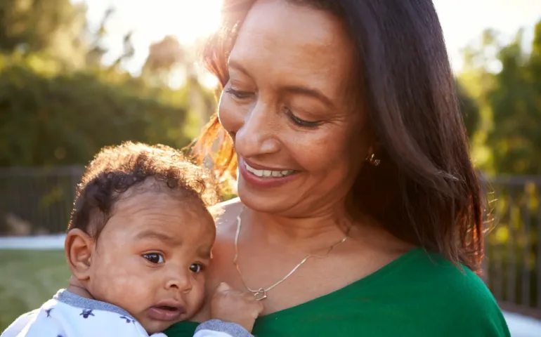 Collier prénom bébé : une idée de cadeau pour la naissance may app santé