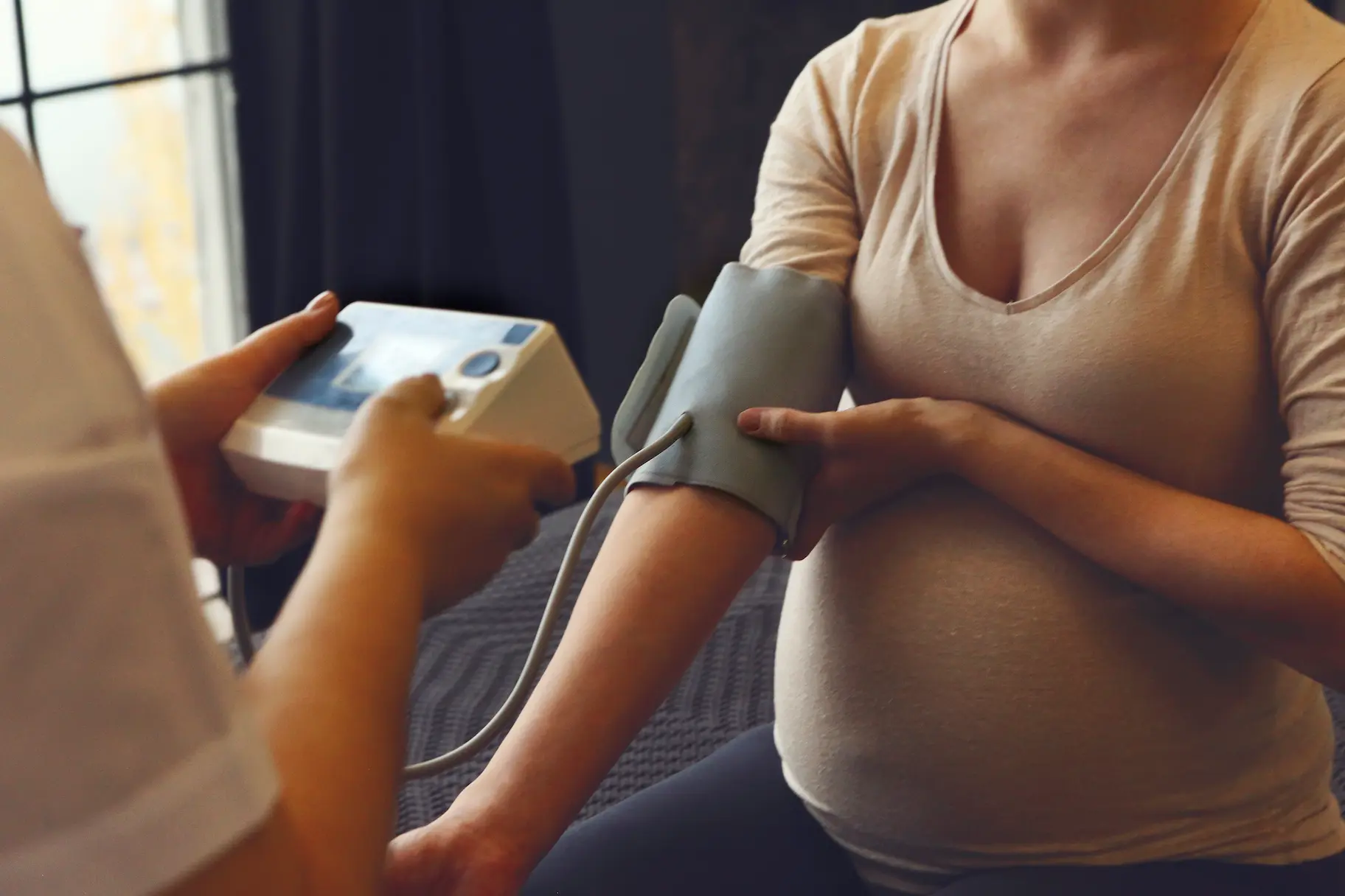 Chute de tension enceinte : causes, symptômes et solutions may app santé