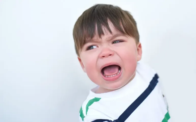 Enfant de 18 mois qui tape - May App Santé