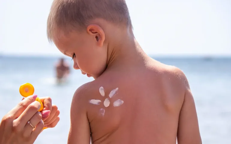 Crèmes solaires bébé : comment choisir une protection adaptée ? may app santé