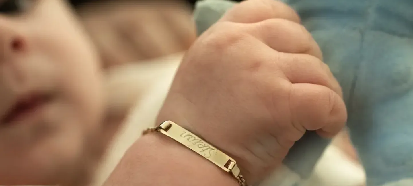Bracelet prénom pour bébé : un bijou symbolique - May App Santé