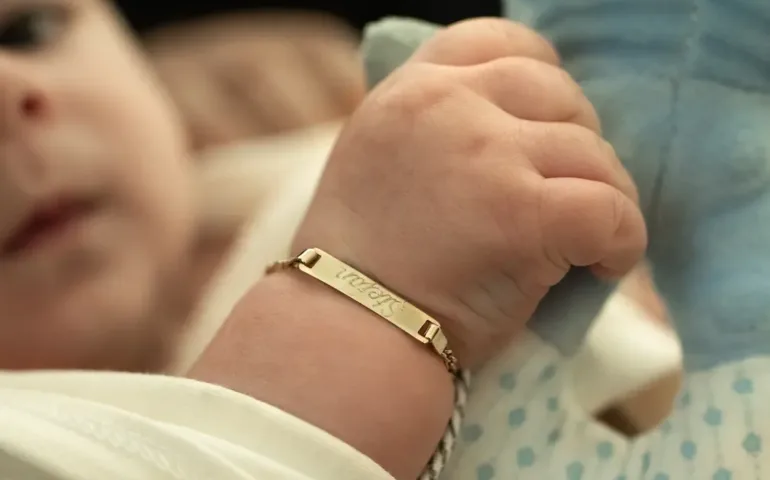 Bracelet prénom pour bébé : un bijou symbolique - May App Santé