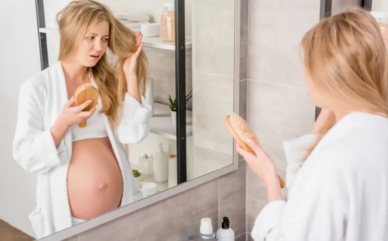 Cheveux gras pendant la grossesse : pourquoi ? may app santé