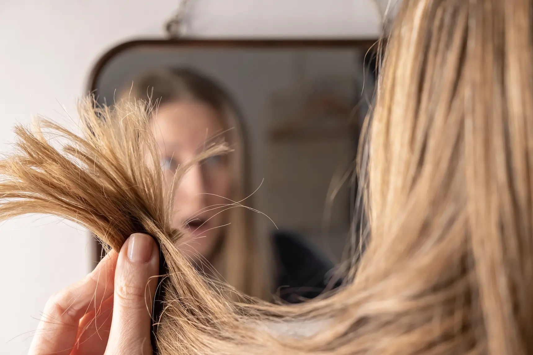 Cheveux gras pendant la grossesse : pourquoi ? may app santé