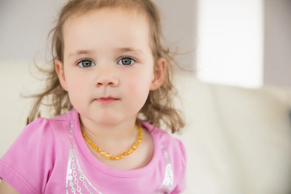 Collier d’ambre bébé danger : quels sont les risques ? - May App Santé