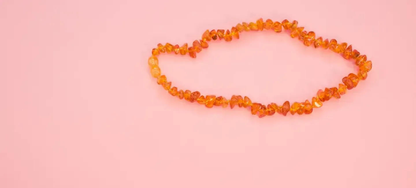 Collier d’ambre bébé danger : quels sont les risques ? - May App Santé