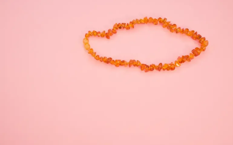 Collier d’ambre bébé danger : quels sont les risques ? - May App Santé