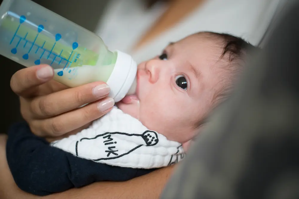 Que faire si votre bébé s'endort au biberon ? - May App Santé