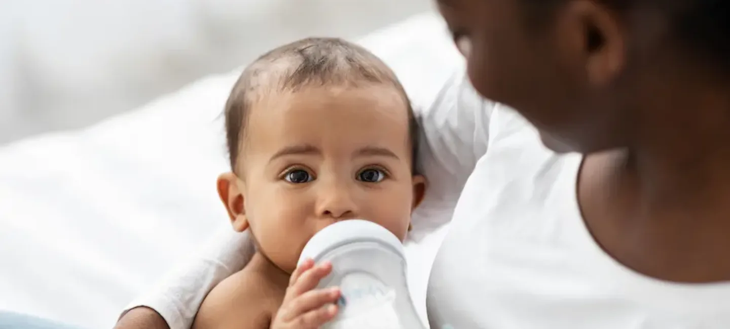 Que faire si votre bébé s'endort au biberon ? - May App Santé